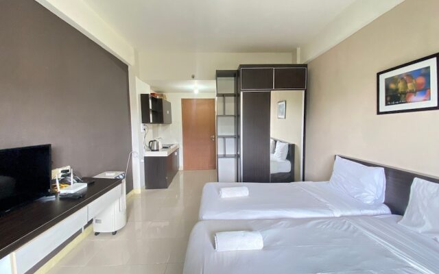 Spacious Studio Room at Pinewood Apartment