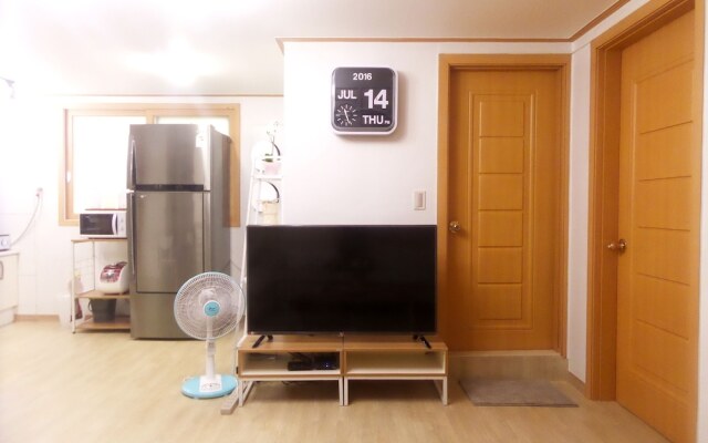 Hongdae One House Quad Room