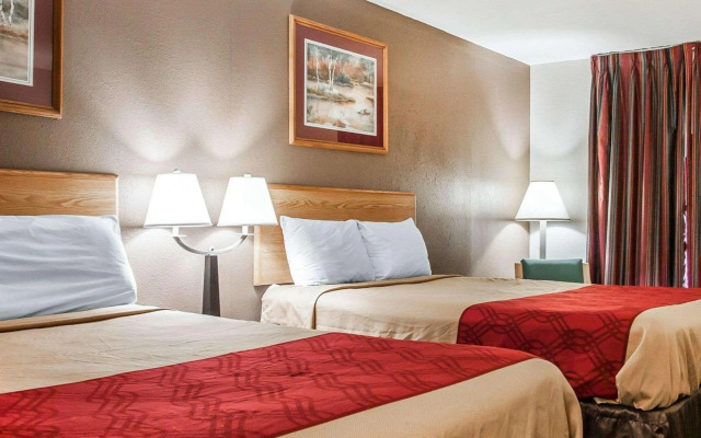 Econo Lodge Inn & Suites