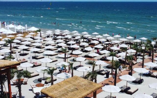 Mamaia Beach Condos 1