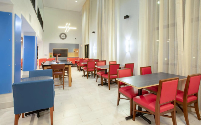 Holiday Inn Express & Suites Phoenix - Glendale Sports Dist by IHG