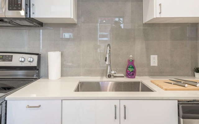 Beautiful Private Bedroom in Mile-End
