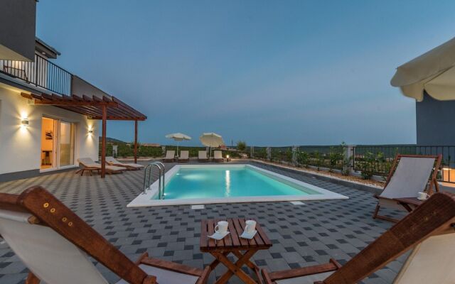 Modern and Spacious Home With Swimming Pool
