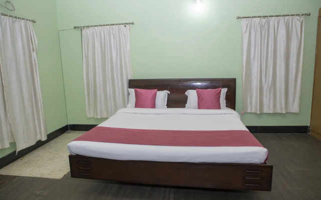 OYO 11345 Hotel White House Inn