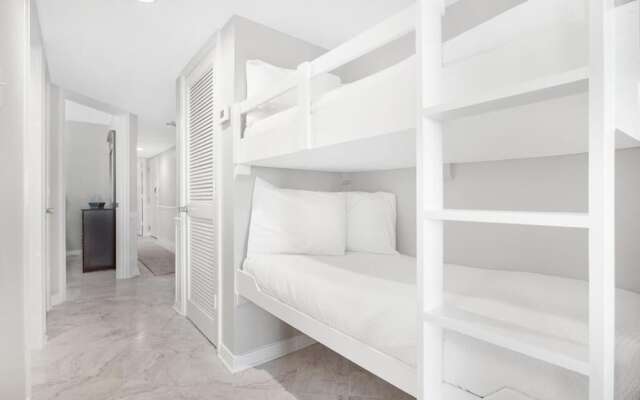 2br/2ba Sleeps 8, Beachfront w/ Pool