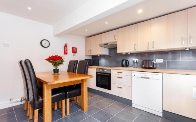 Gorgeous Town Centre Apt with Courtyard Garden