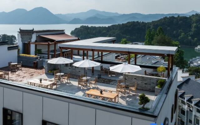 Huangshan Taiping Lake Manxin Mansion