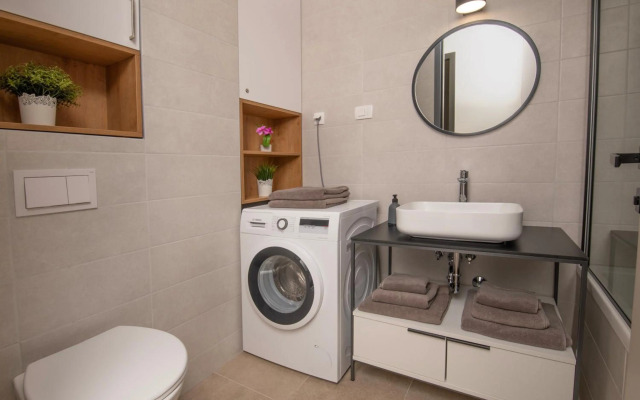 LUX 3 Bedroom Suite with FREE Private Parking