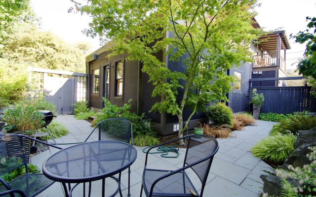 Phinney Ridge Flat Backyard Oasis