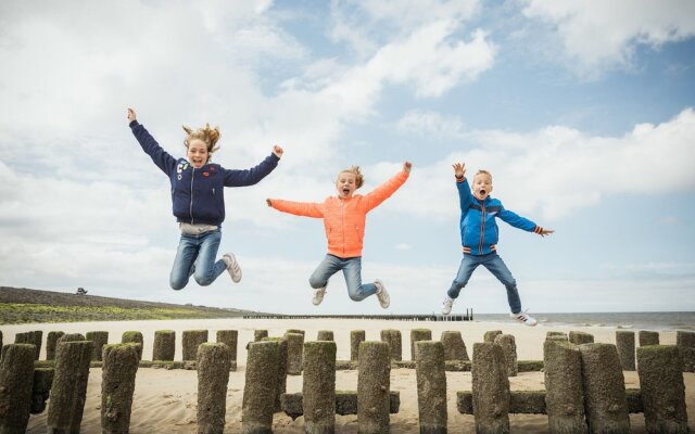 Lodge in Nieuwvliet-bad Near the Beach