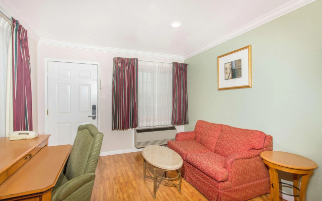 Upper Lake Inn and Suites