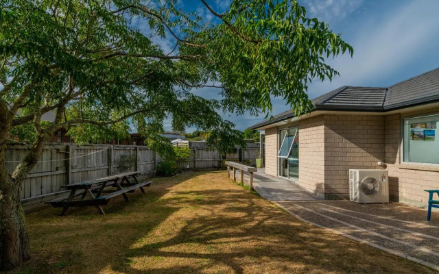 Rose's Beach Pad - Matarangi Holiday Home