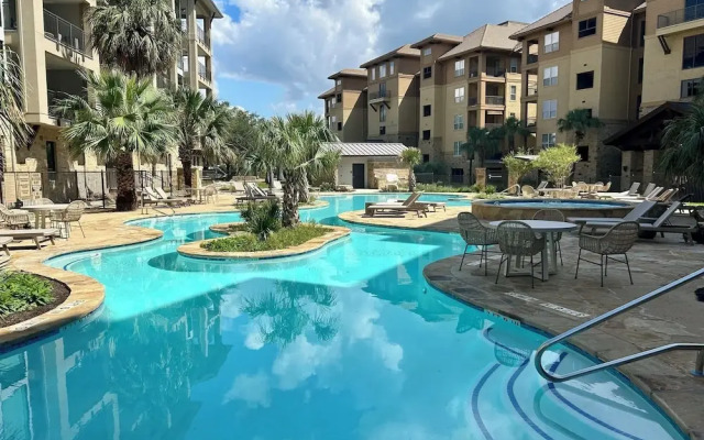 Luxury Waterfront Condo W/pool & Views!