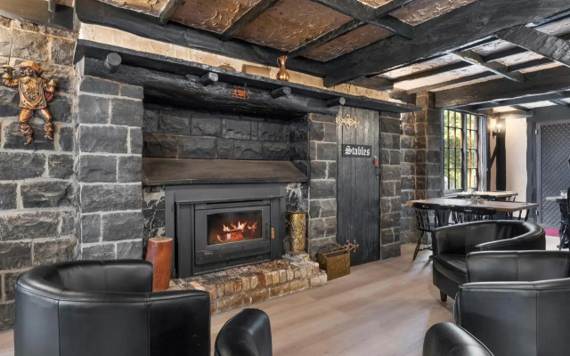 The Fox and Hounds Historic Hotel