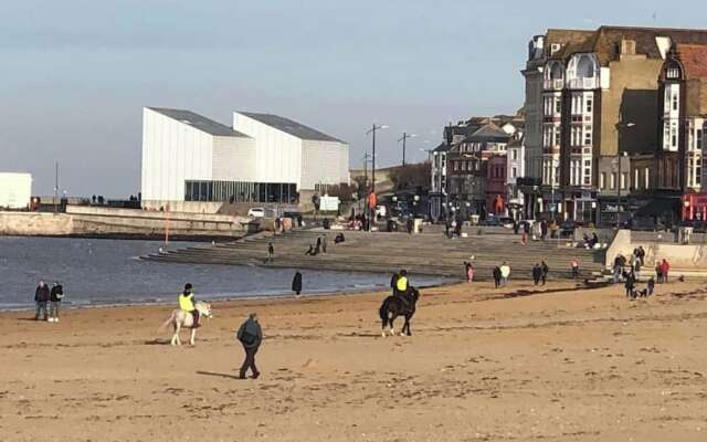 Seaside Haven Coastal Comfort 200m from the Beach