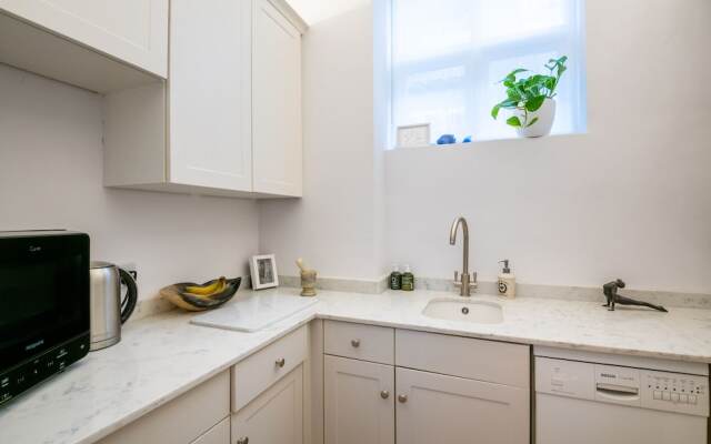 Classic Belgravia Home by Victoria Station by Underthedoormat