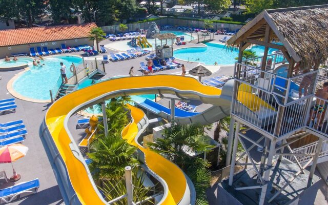 Cozy Mobile Home With Covered Terrace Close to the Beach