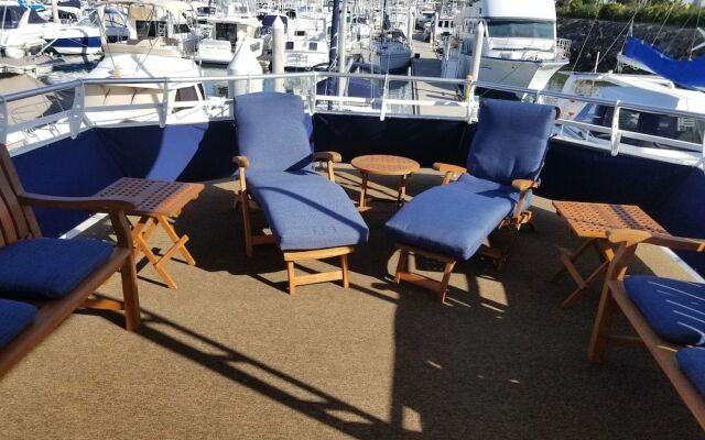 houseboat