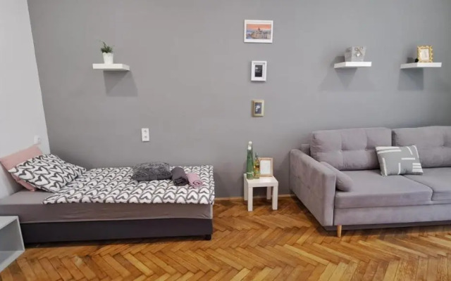 Sweet 16 Apartment in the Party District