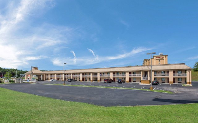 Econo Lodge Inn and Suites East