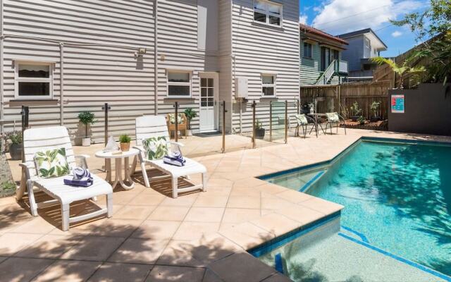 Family Home in Balmoral - Family Stays