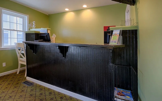 Commander Beach House Hotel