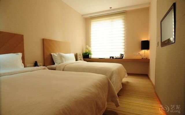 Wuhan Yuntai 6 Plus 1 Hotel