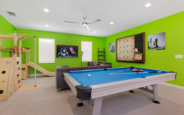 St010v: 10 Bed, Spiderman, Fashionista