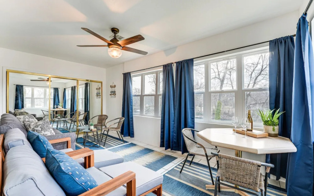 Sunroom, Fireplace: Lakefront Branson Condo