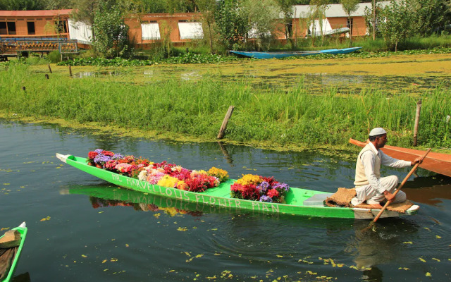 Group Of House Boat Golden Crest