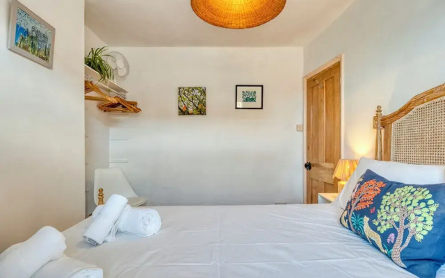 Stylish 2BD with Private Garden & Sauna