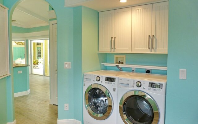 Private Home and Guesthouse With Courtyard, Pool and spa