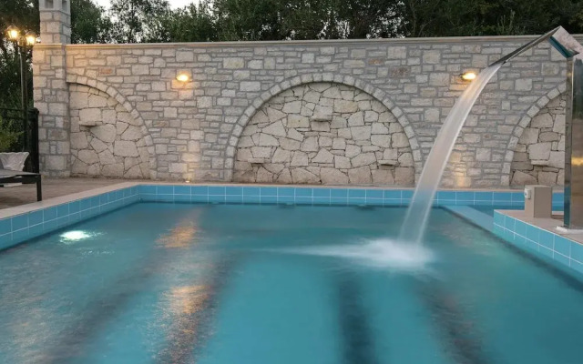 Luxurious Villa With Private Pool, Near a Couple of Restaurants & Sandy Beach
