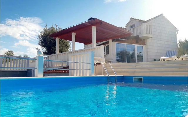 Three-Bedroom Holiday home with Sea View in Praznica