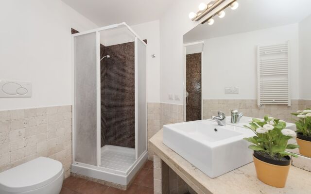 Inviting 3-bed Apartment in Roma 4mins to Colosseo