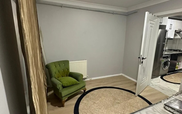 Comfy Flat With Balcony in Esenler