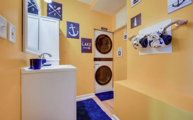 Lakefront Eatonton Getaway w/ Dock & Grill!