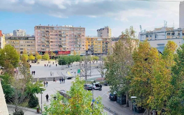 Yellow Moon Hostel&Apartment