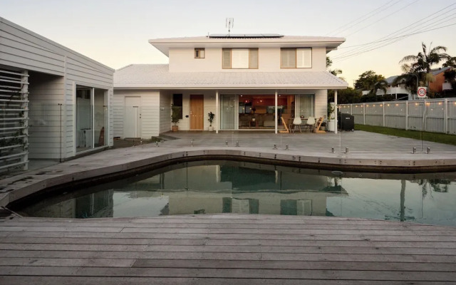 Tugun Retreat - 5BRM Home with Pool