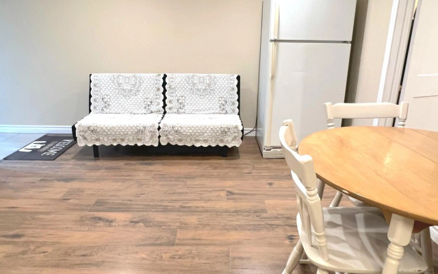 Cozy spacious Apt In Laval, Greater Montreal