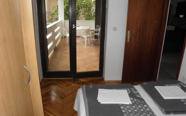 Apartment Mirja - 50 m from beach: A1 Petrcane, Zadar riviera