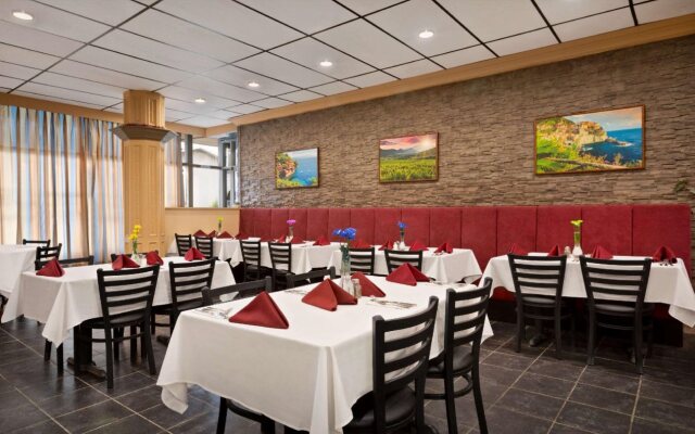 Travelodge by Wyndham Conference Centre & Suites Whitecourt