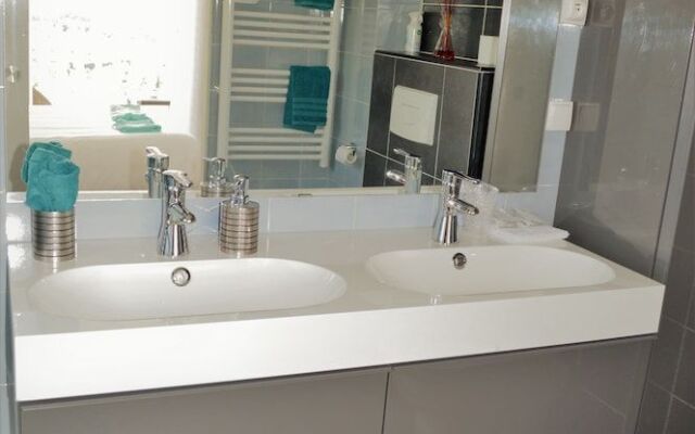 Villa La Terre Des Lauriers B&B