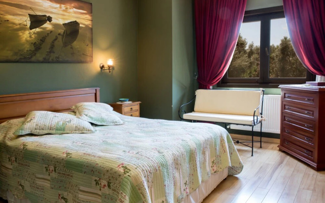 Important Group Villa Costa