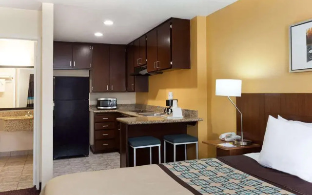 Days Inn & Suite Qualcomm Stadium/sdsu