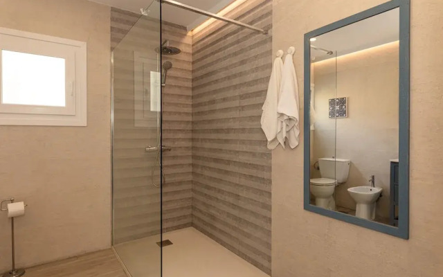 Sea View Apartment 2 Min Walk From the Beach