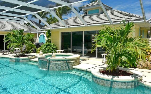 Private Home and Guesthouse With Courtyard, Pool and spa