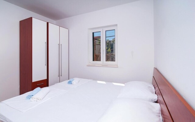 Awesome Apartment in Sutivan With 2 Bedrooms and Wifi