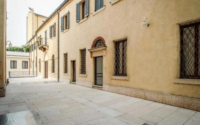 Arena Easy Suites Guesthouse
