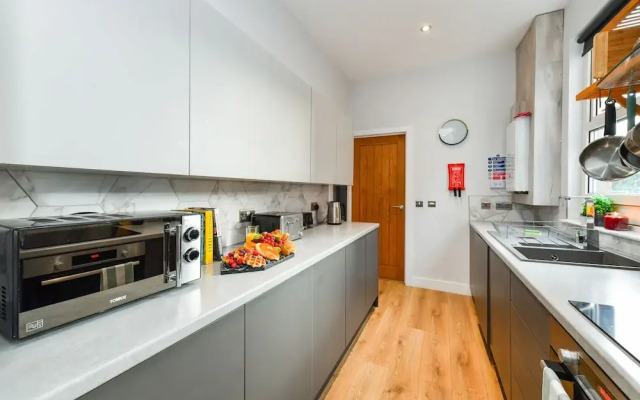 Long Eaton Modern 4bed House